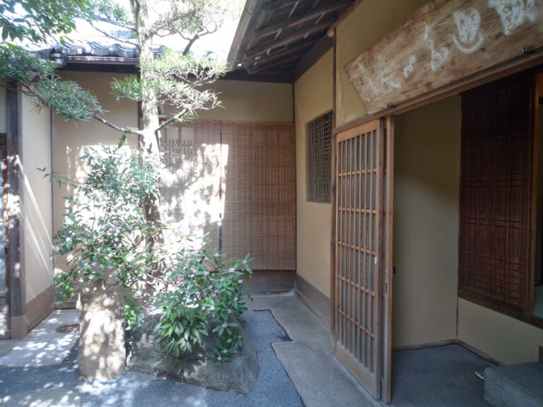数寄屋造特有的长檐所产生的阴影。The shadows created by the long eaves, which are unique to sukiya houses. 数寄屋ならではの長い庇に作り出される陰影。