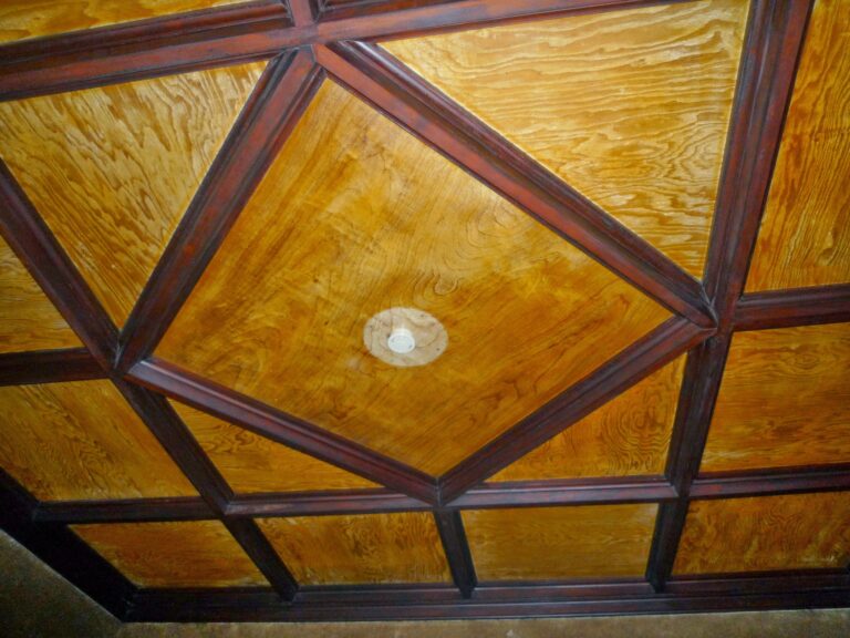 天花板的木材也展现出了精心挑选的特点。The ceiling woods also show particular attention to detail. 天井の木材もこだわりが見えます。