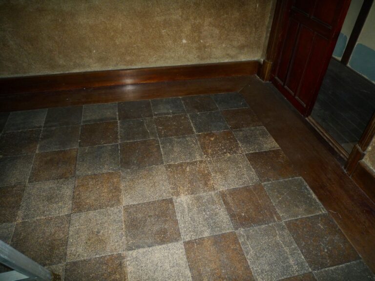 地板材料采用了当时罕见的软木组合Flooring material combined with cork, which was rare at the time. 当時は珍しいコルクを組み合わせた床材。