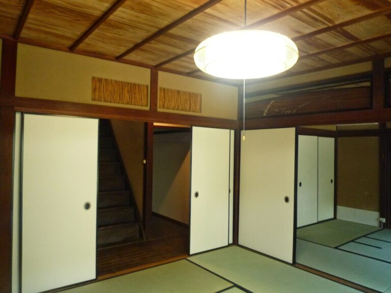 这是由珍贵的屋久杉木材制成的竿縁天井。竿縁指的是一种细长的木材，它们被等间距地安置在天花板上，然后在其上方铺设木板。The ceiling is made of precious Yakusugi cedar, with long, thin pieces of wood called "Saobuchi" (pole edges) placed at equal intervals and covered with wooden boards.　貴重な屋久杉で作られた竿縁天井（さおぶちてんじょう） です。竿縁（さおぶち）と呼ばれる細長い木材を等間隔で渡し、その上に板が張られています。