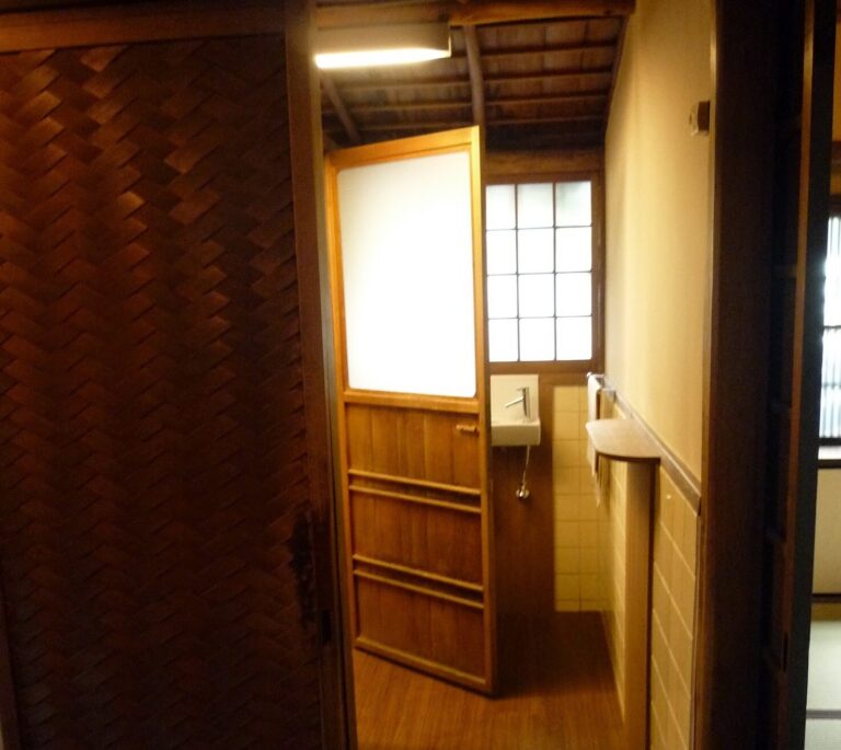 厕所的门也是用網代制作的。The washroom door is also Ajiro.トイレのドアも網代です。