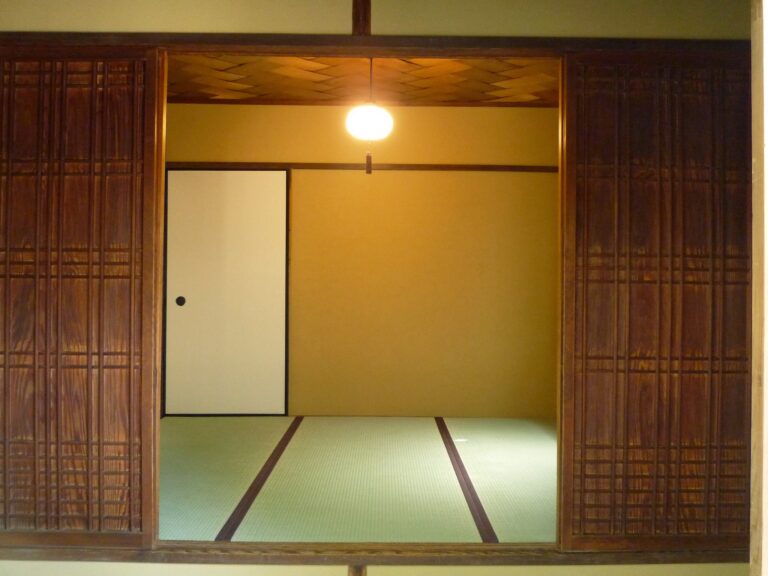 这个竹栅比标准的数寄屋的要大This Ajiro is larger than those in standard sukiya. 通常より大きな網代天井です。