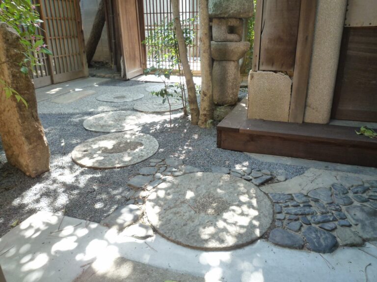 这是由石磨制成的石头铺路石Stepping Stones made from the stone mills. 石臼の飛び石